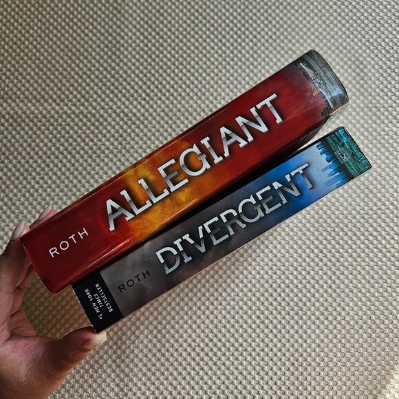 Divergent (Paperback) & Allegiant (Hardcover) - Veronica Roth - Books 1 & 3 - Picture 2 of 5
